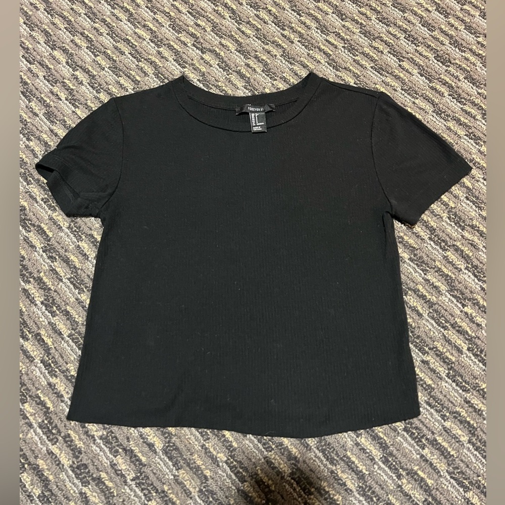 Forever 21 size small cropped black ribbed tee